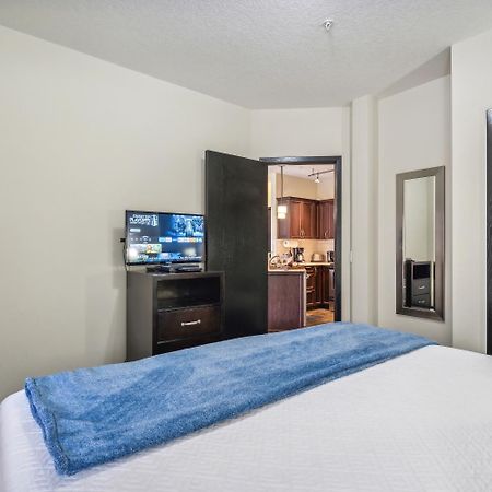 Cozy One Bedroom Condo With Indoor Pool And Hottub Canmore Extérieur photo