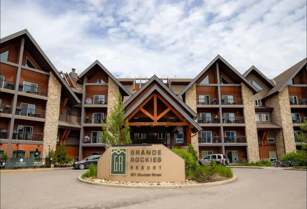 Cozy One Bedroom Condo With Indoor Pool And Hottub Canmore Extérieur photo