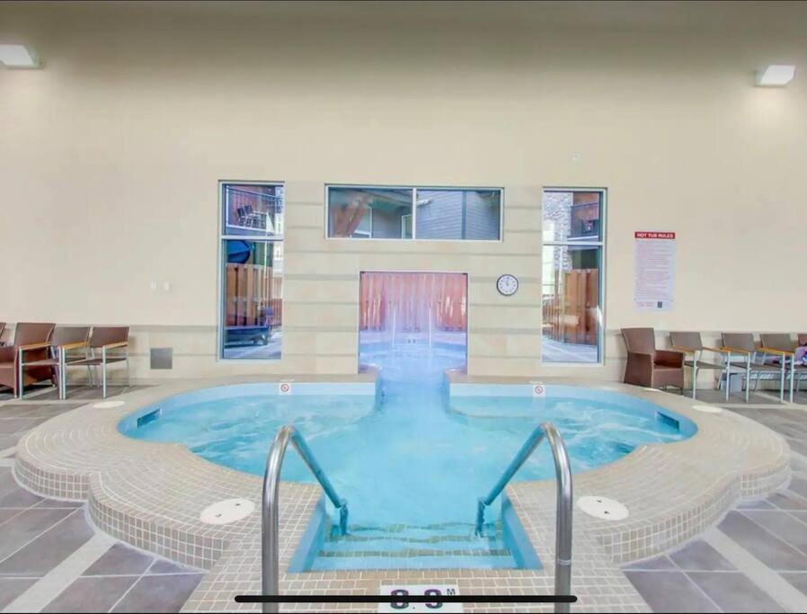 Cozy One Bedroom Condo With Indoor Pool And Hottub Canmore Extérieur photo